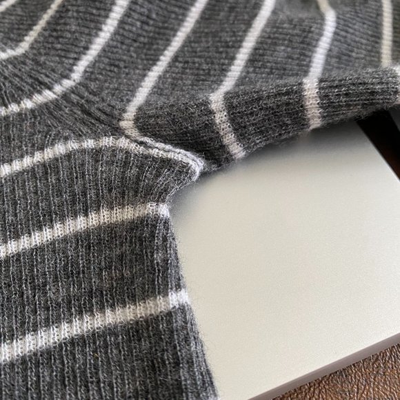 Vince Gray & White 100% Wool Striped Rib Knit Long Sleeve Crewneck Shirt - Picture 6 of 8